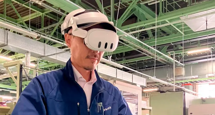 Operario de AISIN con visor de realidad mixta en una planta industrial